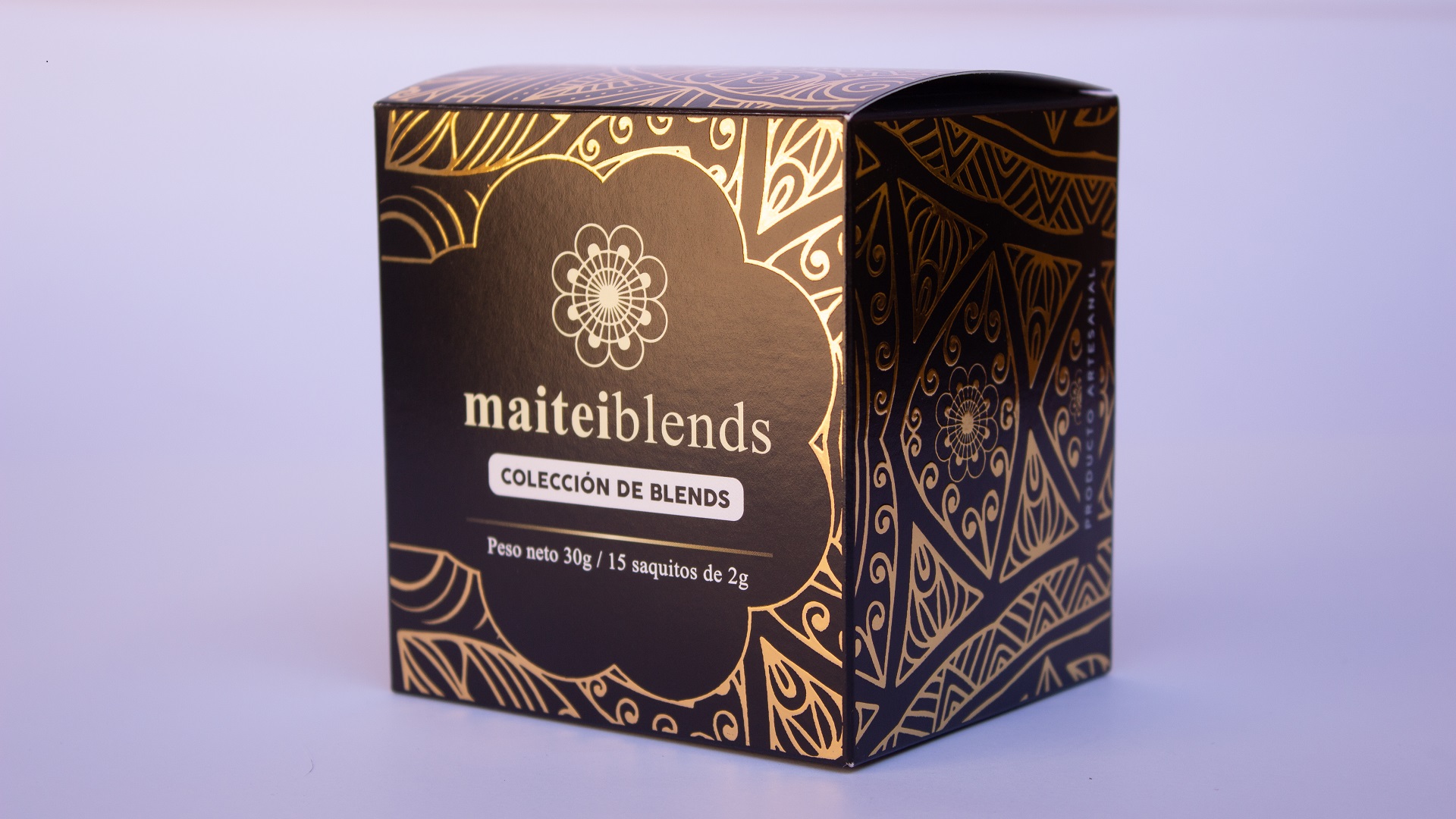 Fotografia de produto — embalagem premium Maite Blends