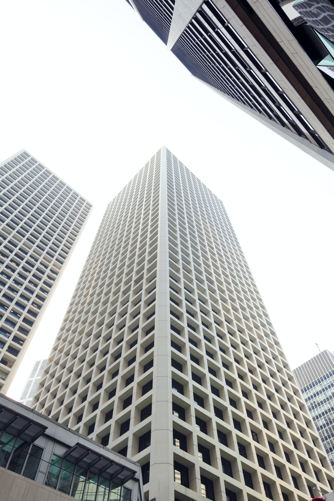 Edifício corporativo moderno fotografado pela Maite Media