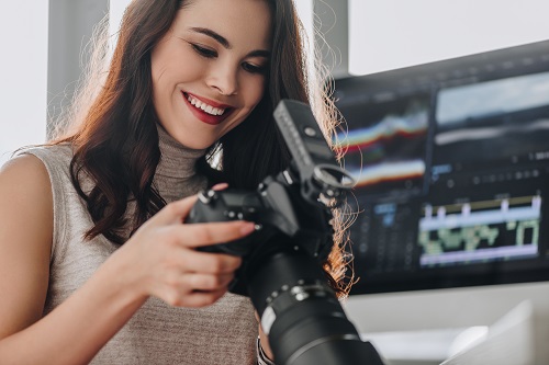 Profissional da Maite Media com câmera durante uma produção