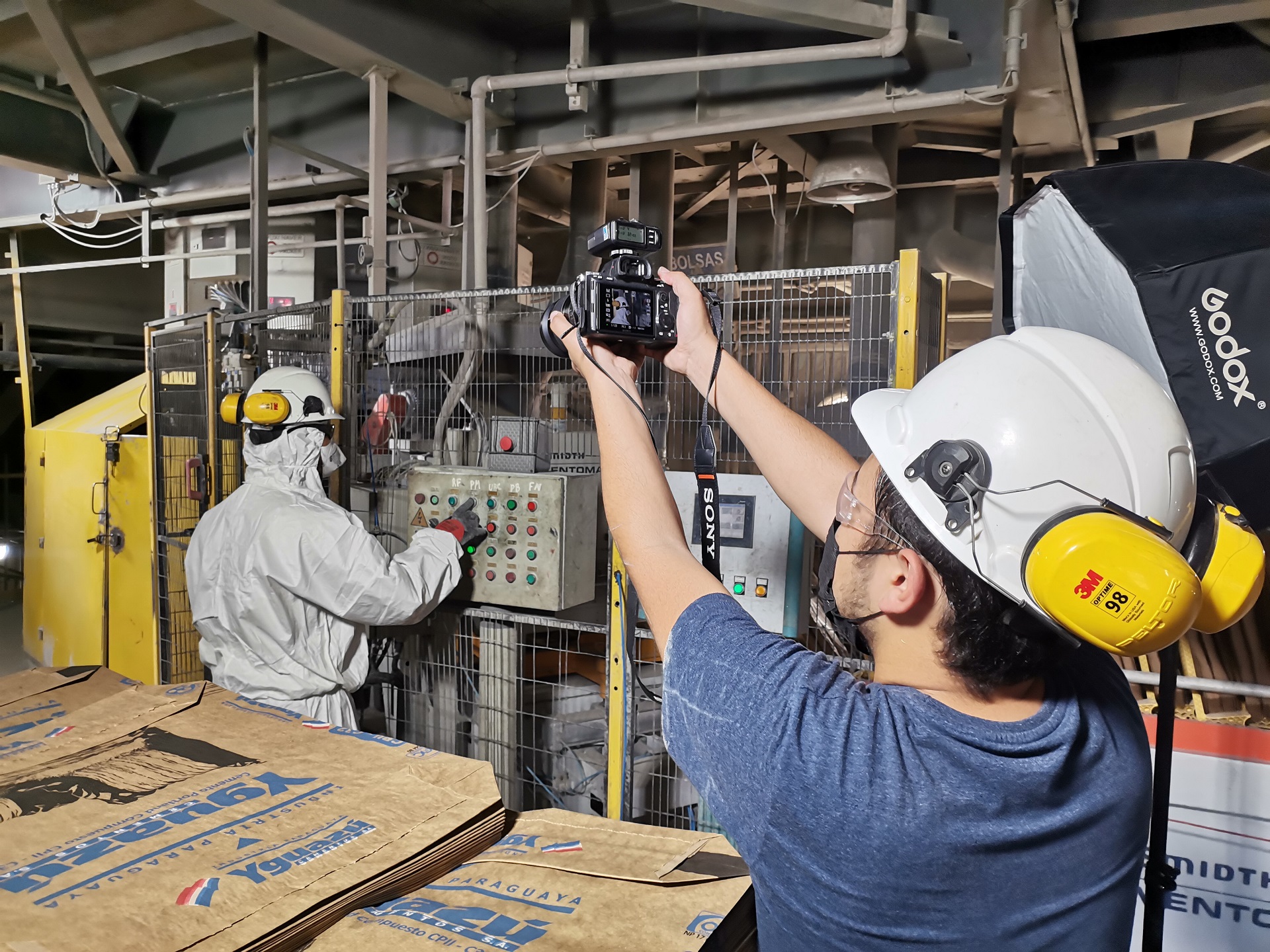 Equipe da Maite Media filmando vídeo institucional em ambiente industrial